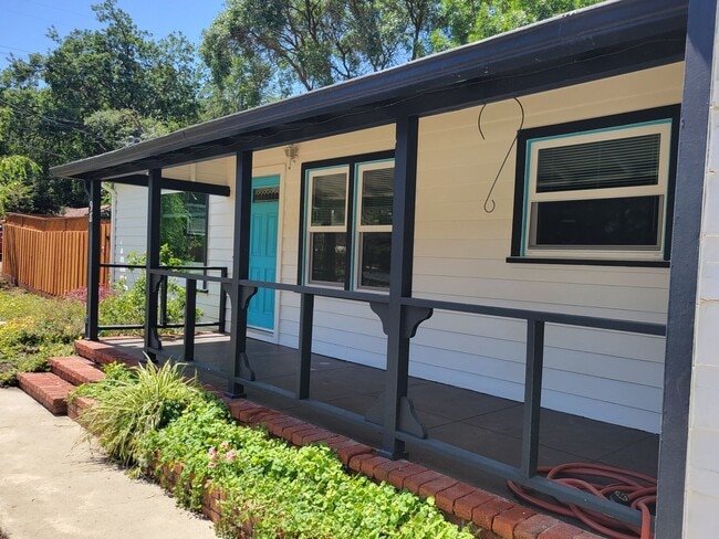 Building Photo - Super Cute Cottage on Large Lot in Quiet Area