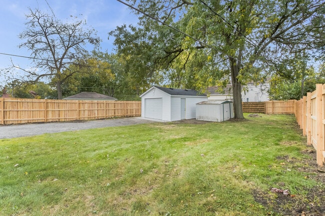 Building Photo - 2055 Magnolia Rd