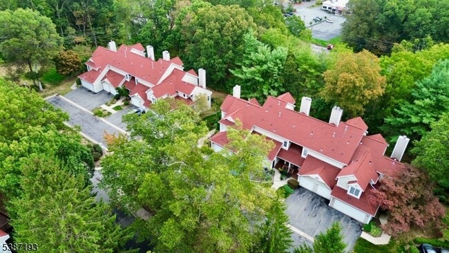Building Photo - 32 Pine Hollow Ct