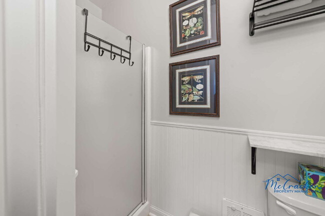 Building Photo - Charming Studio with Full Kitchen in Ashland