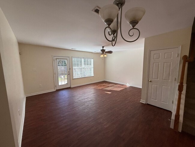 Building Photo - 3-bedroom 3.5 bath townhouse