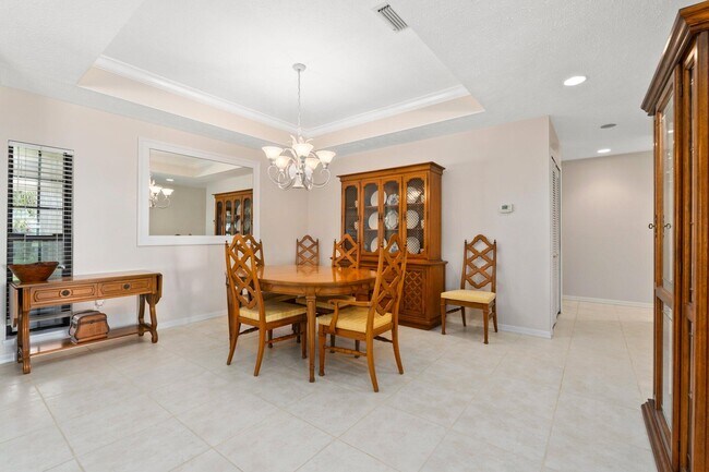 Building Photo - 130 Queen Catherina Ct