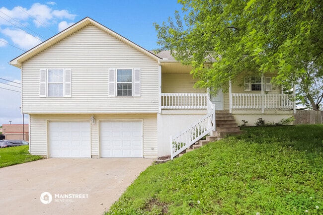 Primary Photo - 1100 NE Ridgeview Dr