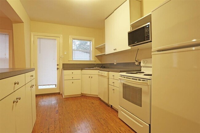Building Photo - 2348 Sheridan St
