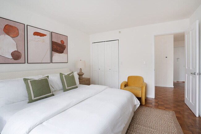 Building Photo - 350 W 43rd St