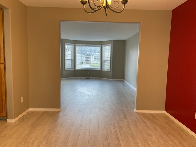 Building Photo - Spacious 5 Bedroom Home! Granite Counters! Pet friendly! Tons of Room for Entertaining!