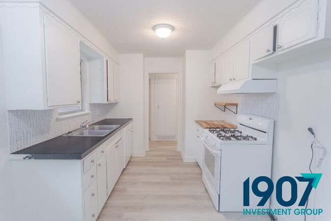 Building Photo - Charming Brick Home with Modern Updates and Large Backyard in Norman!