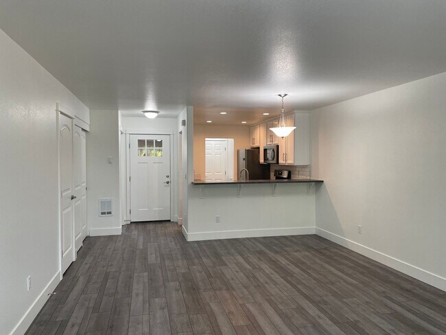 Building Photo - Beautifully Updated 2 Bed / 2.5 Bath Duplex in SW Redmond – Move-In Ready!