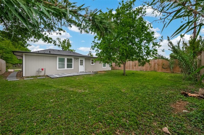 Building Photo - 3710 Daphne St