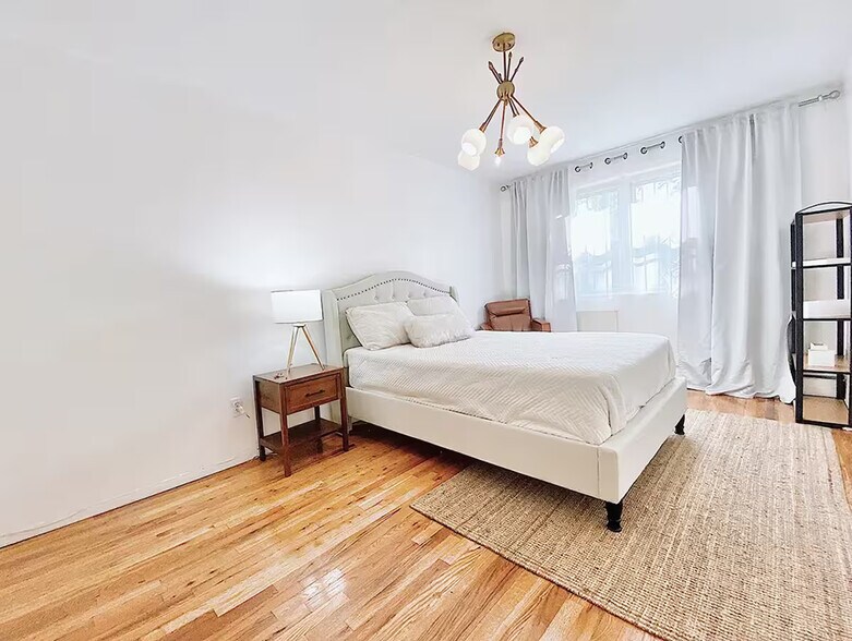 Building Photo - Furnished room/NOT APARTMENT