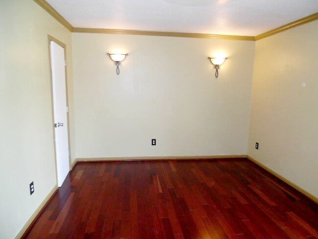 Building Photo - Great Curb Appeal, Location, and Price!