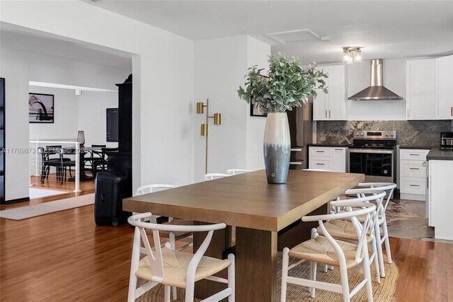 Building Photo - 660 NE 121st St