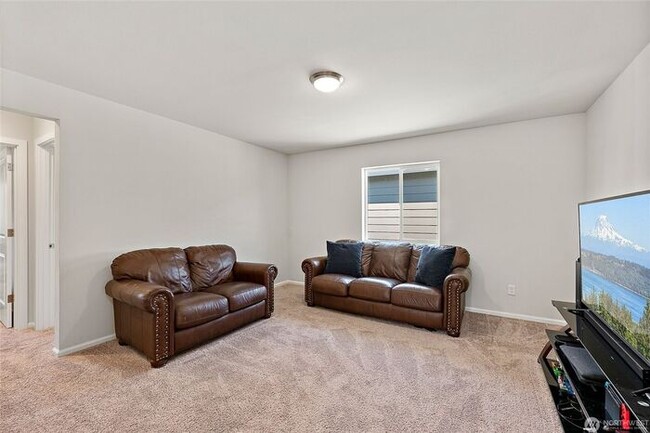 Building Photo - AVAILABLE NOW JULY FREE Yelm home builit i...