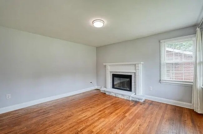 Building Photo - 215 Collins Ave