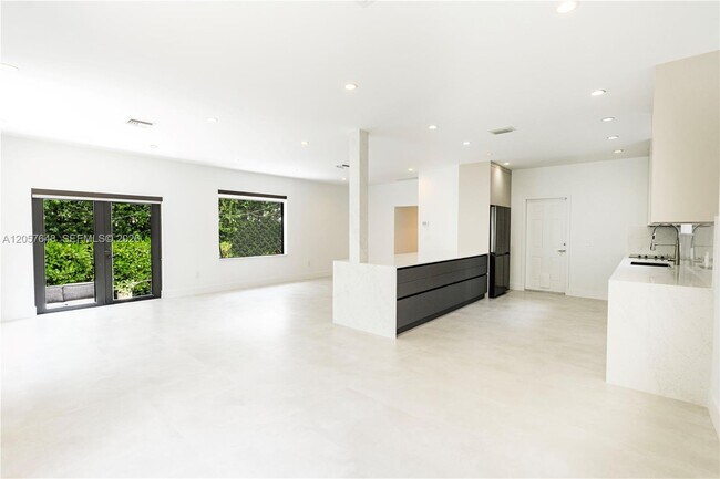 Building Photo - 925 Algaringo Ave