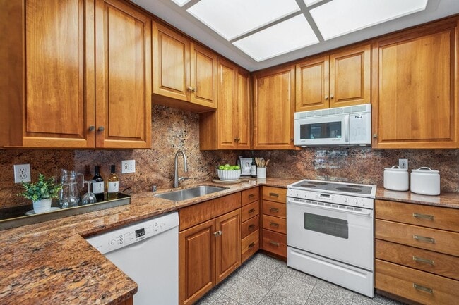 Building Photo - Elegant 2BR Condo with Golf Course Views i...
