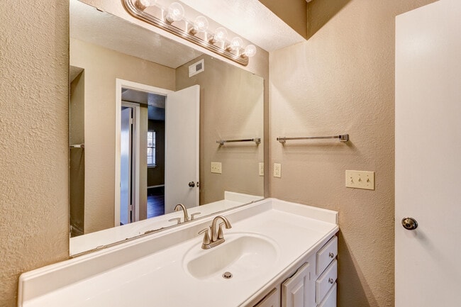 Building Photo - Cozy 1-Bedroom Condo with Modern Amenities...
