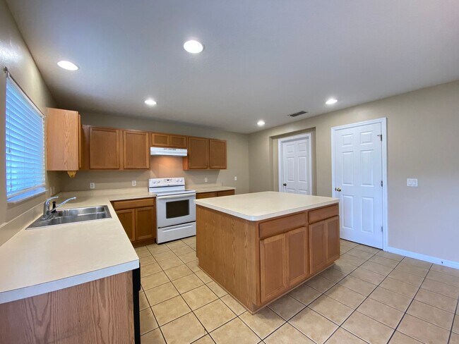 Building Photo - Oversized 3 BD / 2.5 BA with Loft