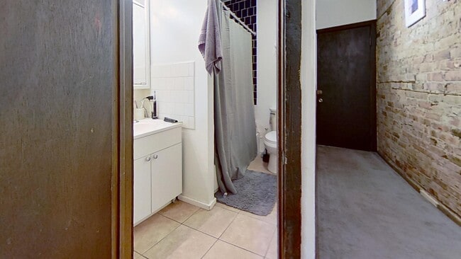 Building Photo - 739 W Briar Pl
