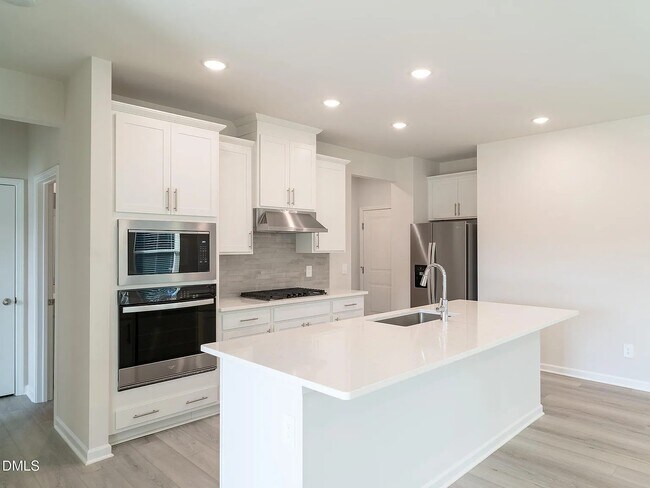 Building Photo - 799 Red River Dr