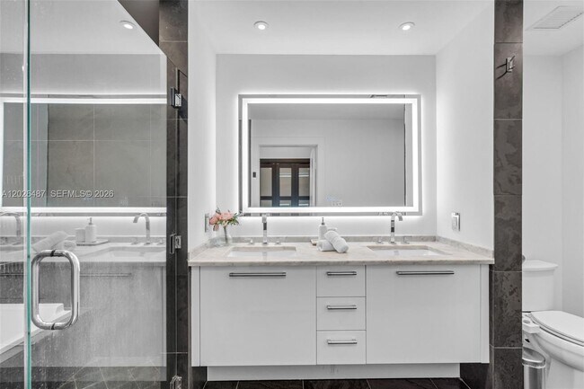 Building Photo - 900 Biscayne Blvd