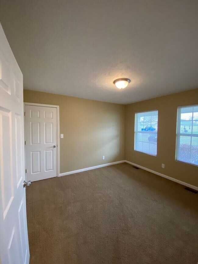Building Photo - Open Concept 4 Bedroom Home & PETS WELCOME!!!