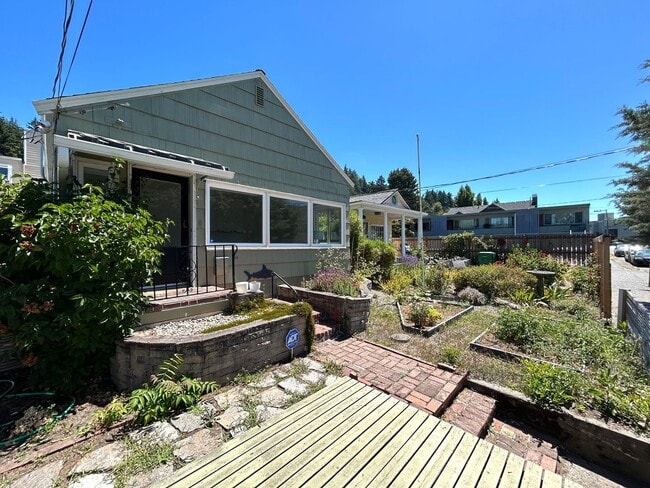 Building Photo - Charming 3BD, 1BA Beach House Near Alki