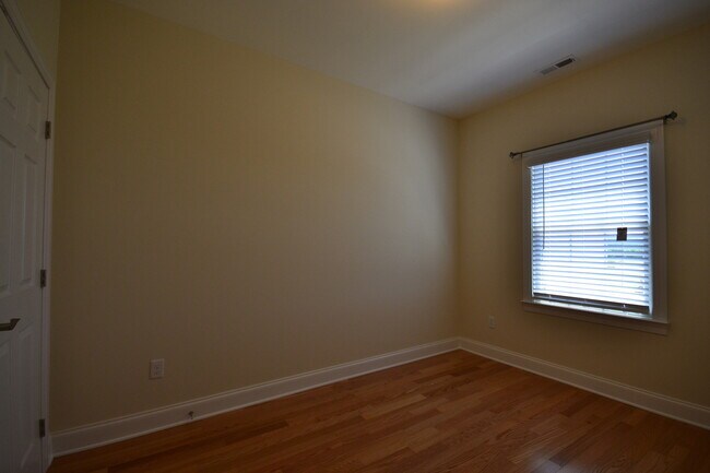 Building Photo - Luxury Paired Home