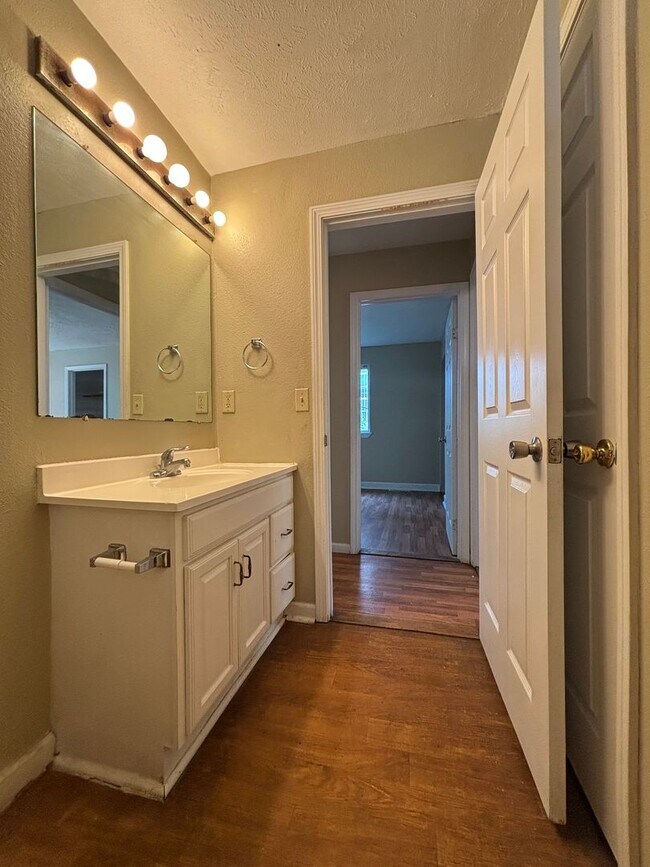 Building Photo - Spacious clean 5 bedroom 2 full bath home ...