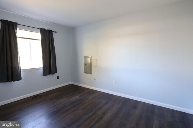 Building Photo - 207 Coville Dr