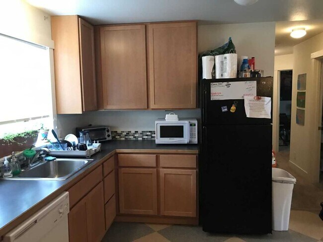 Building Photo - 3-Bedroom Duplex Just Blocks from WWU