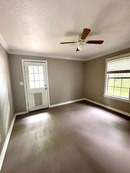 Building Photo - 8619 Groveland Dr