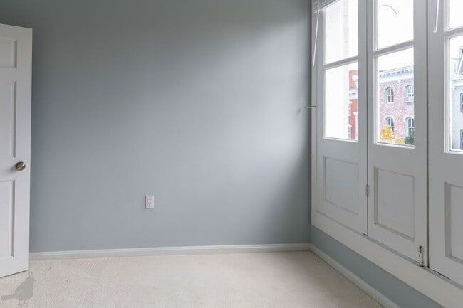 Building Photo - Terrific Two Bedroom Gem in Georgetown! Pa...