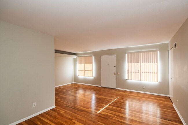 Building Photo - Amazing 3 Bedroom 1.5 Bathroom Home