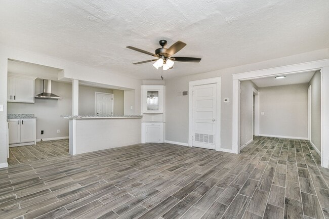 Building Photo - 4/2 Home for Lease