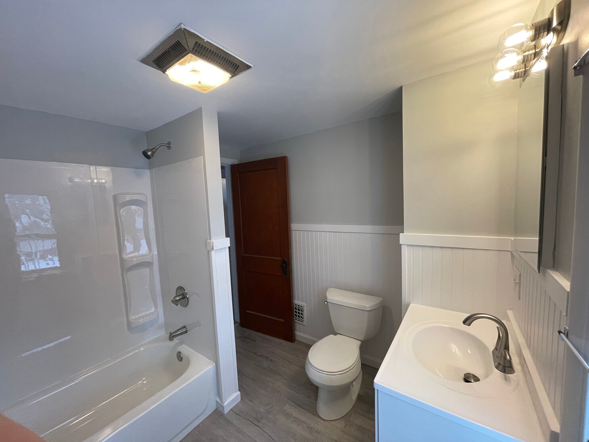 Building Photo - 104 Lynhurst Ave