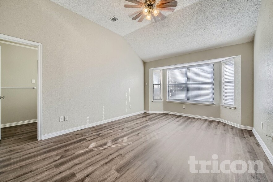 Building Photo - 6305 Meadowglen Dr