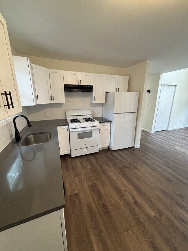 Building Photo - 887 Edwards Rd