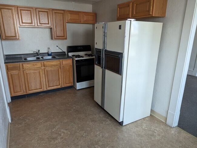 Building Photo - 220-2 Lloyd St