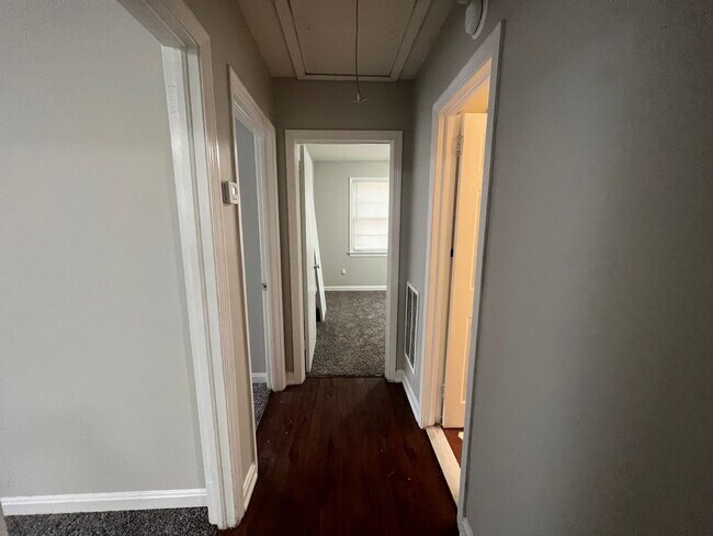 Building Photo - 3 bedroom 1 bathroom single level home