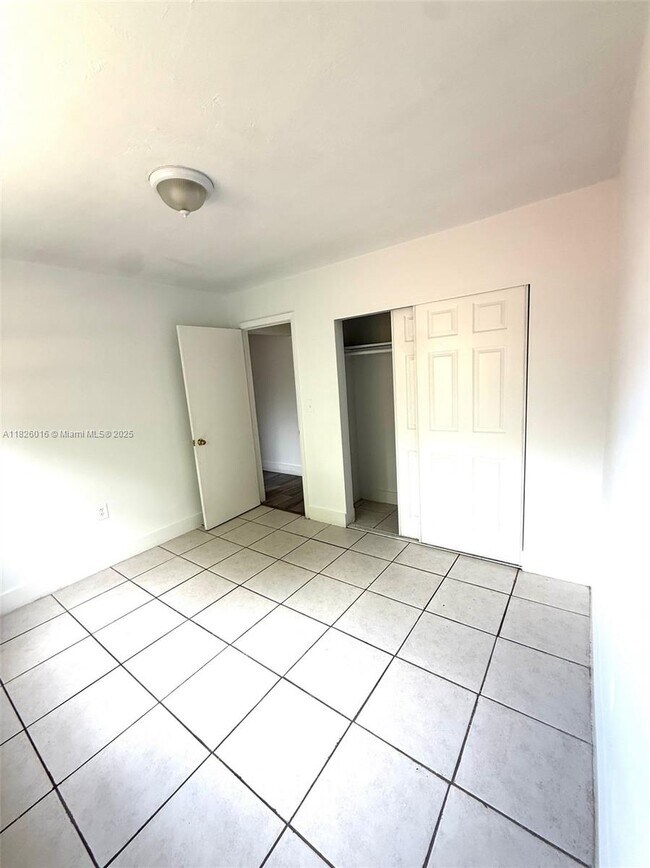 Building Photo - 720 NW 27th Ct
