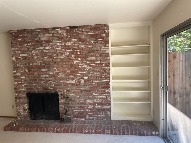 Building Photo - 605 Radcliffe Dr