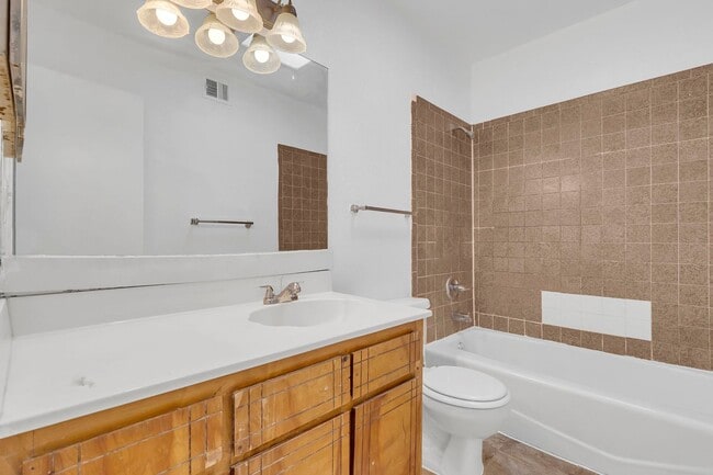 Building Photo - Charming townhouse for rent