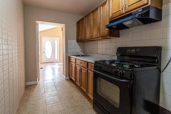 Building Photo - 732 Old Riverside Rd