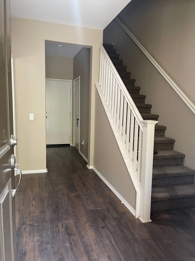 Building Photo - Lacroix Ave