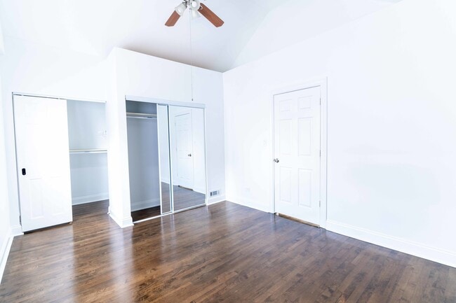 Building Photo - 4717 W Berteau Ave