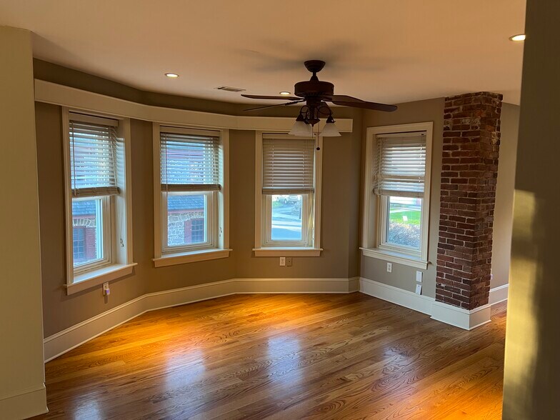 Building Photo - 207 E Main St