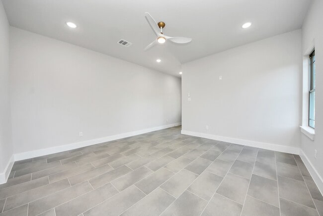 Building Photo - 1110 E Main St