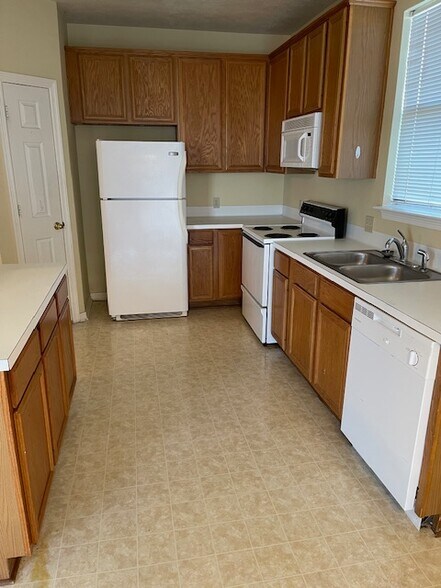 Kitchen - 343 Stone Hill Dr