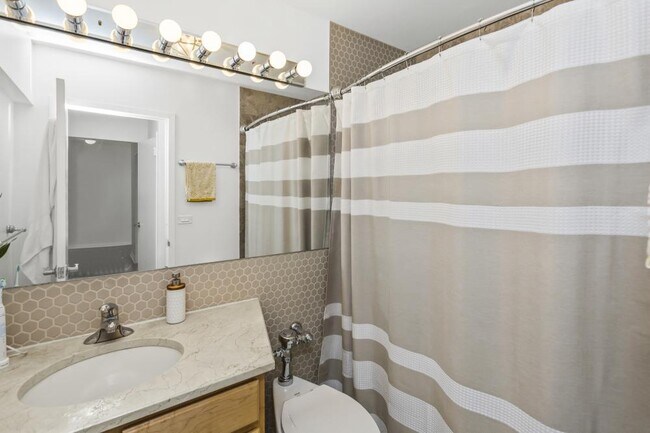 Building Photo - 2 bedroom in Chicago IL 60657